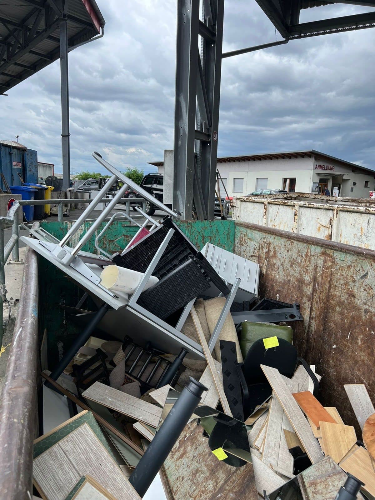 Zerlegte Möbel und Altholz in einem Container auf dem Wertstoffhof
